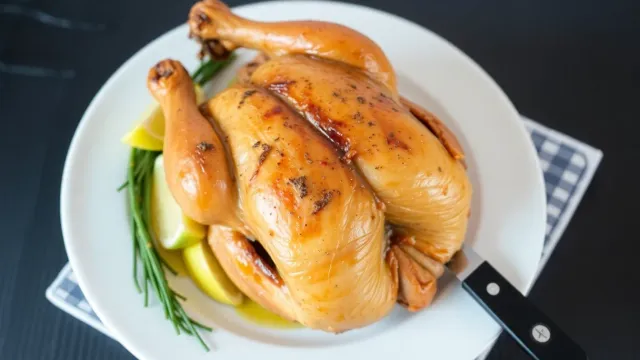 Miten valmistat täydellistä paahdettua kanaa kotona?