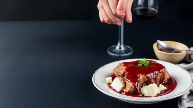 Oksestek med rødvinssaus: En klassisk oppskrift for enhver anledning